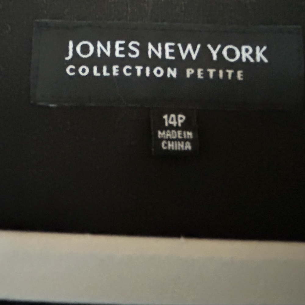 Jones New York Short Sleeve Black Blouse With White Flowers Printed all Over. - Picture 3 of 4